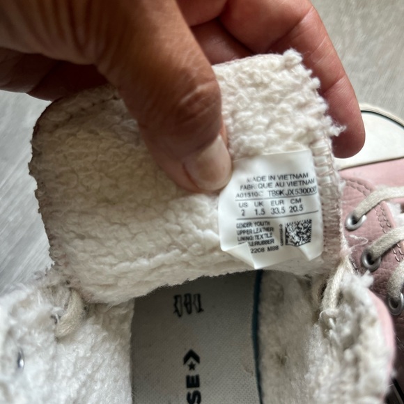 Girls Converse , pink leather high tops. Girls size 2. - Picture 5 of 8